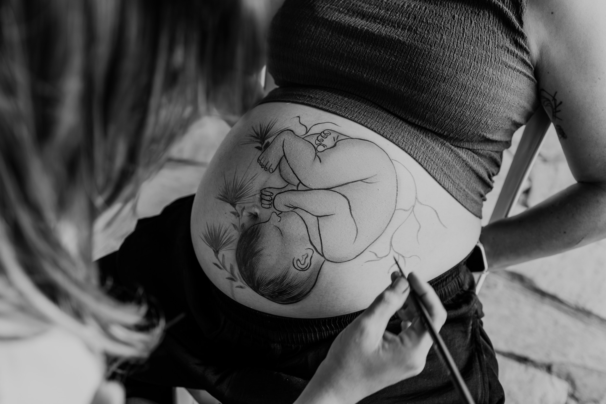 Pintura gestacional fotografada em preto e branco